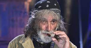 Scultore riconosciuto a livello europeo, specializzato nell'intaglio del legno, alpinista di rilievo, è anche uno scrittore di successo, i cui libri sono tradotti anche all'estero, germania soprattutto. Mauro Corona I Could Never Offend Women And I Ll Explain The Terrible Reason Why I Could Never Do It Baritalia News World Today News