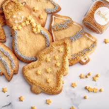 Carefully transfer the cookies to the lined baking sheets, laying them with a bit of space. Almond And Lemon Christmas Cookies Decora