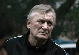 Ivan 'ivica' osim (born 6 may 1941) is a bosnian former football player and manager. Prolazio Je Pored Mene Razred Ä'aka A Ispred Njih Ucitelj MlaÄ'i Covjek Prepoznao Me I Kaze Djeci Evo Izdajice Jugoslavije Ivica Osim O Ratu Jugoslaviji I Fudbalu Nedeljnik