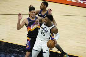 Après deux saisons à l'université de louisville, il est sélectionné en treizième position lors de la draft 2017 de la nba. Devin Booker Chris Paul Suns Hang On For Ot Win Vs Donovan Mitchell Jazz Bleacher Report Latest News Videos And Highlights