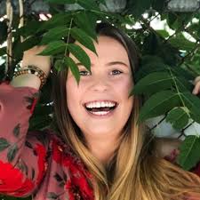 Ariel Walker (@arielwalks)