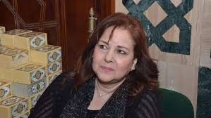 وأضاف المصادر في تصريحات صحفية، أنّ الفنانة دلال عبدالعزيز تأثرت بشدة في الأيام الماضية، ما تسبب في فقدانها الوعي بشكل كامل في بعض الأحيان، كما أنّها لم تتحمل نقلها من السرير إلى كرسي متحرك، كما تستخدم بعض الأجهزة لمساعدتها على التنفس بسبب تراجع قدرة رئتيها على التنفس. Ø¹Ø§Ø¬Ù„ ØªØ·ÙˆØ± Ø¬Ø¯ÙŠØ¯ ÙÙŠ Ø§Ù„Ø­Ø§Ù„Ø© Ø§Ù„ØµØ­ÙŠØ© Ù„Ù€ Ø¯Ù„Ø§Ù„ Ø¹Ø¨Ø¯Ø§Ù„Ø¹Ø²ÙŠØ² Ø¨Ø¹Ø¯ ÙˆÙØ§Ø© Ø³Ù…ÙŠØ± ØºØ§Ù†Ù… Ù…ØµØ± Ø§Ù„ÙˆØ·Ù†