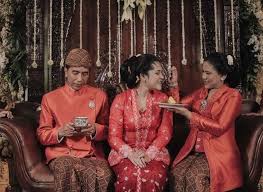 Dalam pemakaiannya kebaya pengantin ini pasti disertai. Makna Mendalam Di Balik Prosesi Pernikahan Adat Jawa Solo