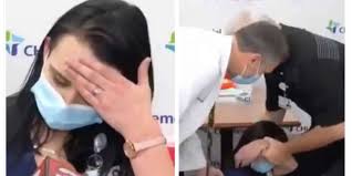 La nature même des vaccins à arn messager pourrait aussi expliquer cette douleur. Attention A La Video D Une Infirmiere Qui S Effondre Apres Avoir Recu Le Vaccin Contre Le Covid 19