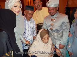 Pengerusi bn, datuk seri ahmad zahid hamidi bercakap kepada media sambil diiringi timbalan pengerusi bn, datuk seri. Datuk Seri Mohammad Hizal Othman Sakk Opk