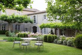 Le Mas De Berard A Saint Remy De Provence Jardin Maison Amenagement Jardin Belle Maison