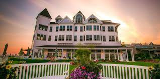 With 46 beautifully appointed suites . Hotel Iroquois 239 7 0 0 Mackinac Island Hotel Deals Reviews Kayak