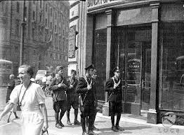 Banca popolare di novara spa (banco popolare group) in vercelli. Picchetto Armato Di Fronte Alla Sede Della Banca Popolare Di Novara A Roma Archivio Storico Istituto Luce