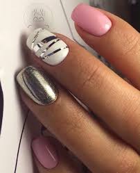 Imagen que muestra el paso a paso para hacer un diseño de uñas con rayas de colores. Unas Decoradas Con Disenos Exoticos Y Originales
