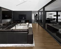 Salon noir et blanc avec plancher en bois, canapés en cuir gris et luminaires design. Salon Noir Et Blanc Et Salon Gris En 50 Photos Remarquables