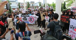 Akta ini bolehlah dinamakan akta universiti dan kolej universiti 1971. Pinda Auku Lulus Mahasiswa Bebas Berpolitik
