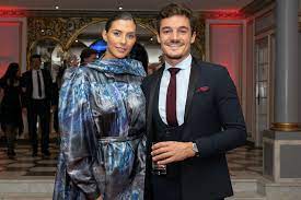 Check spelling or type a new query. Camille Cerf Et Son Cheri Cyrille Leur Voyage En Amoureux A New York
