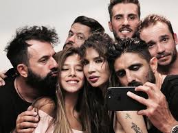 Οι τάσεις φέτος ποντάρουν στο καστανό. H Paola Alla3e Ta Mallia Ths Gia Deyterh Fora Mesa Se 10 Meres Fthis Gr