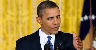 Un homme lance un livre au président Obama... en espérant qu'il le lise