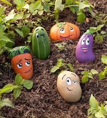 We All Fell Immediately In Love With This Set Of Five Adorable Veggie Stones We Just Can T Make Up Our Minds As Fall Garden Decor Garden Stones Garden Crafts