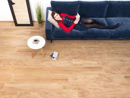 Möchten sie einen verspielten akzent im eigenen bad setzen, dann können sie die holzfliesen mit gemusterten wandfliesen kombinieren. Fliesen In Holzoptik Die Beliebtesten Holzarten