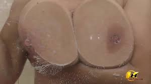 Pressed my breasts against the glass and then masturbate with a stream of  water - XVIDEOS.COM