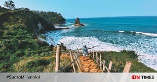 Namun pastikan kendaraan anda cukup bagus untuk menelusuri medan yang lumayan menantang menuju lokasi pantai. Wisata Pantai Karang Gantungan Info Lokasi Rute Harga Dan Tipsnya