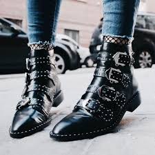 Les Basiques De La Garde Robe D Automne Comment Bien Les Choisir Et Les Porter Tous Les Conseils Sur Https St Bottines Boucles Bottines Givenchy Bottines