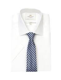 Die leicht tailliert geschnittenen modern fit hemden zaubern bei genügend bewegungsfreiheit eine schmale linie und verleihen ihnen ein modernes und jugendliches aussehen. Kurzarm Hemd Tailored Fit Weiss Mit Brusttasche Hawes Curtis