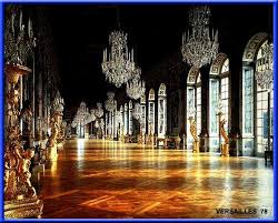 Son décor est caractérisé à l'extérieur par un grand nombre de statues qui représentent des saints. Le Chateau De Versailles Br A Versaille Br 78000