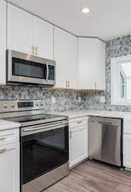 For a traditional kitchen, choose medium brown cabinets and travertine backsplash, if you're looking for an elegant style, white shaker cabinets are the better option. White Cabinets With Colorful Backsplash Backsplash Kitchen White Cabinets Online Kitchen Cabinets Backsplash White Cabinets