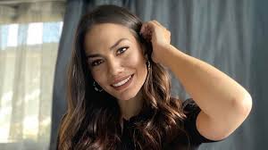 Demet özdemir ,dansçı olarak bildiğimiz ve sonradan oyunculuğa geçiş yapan güzel ve gittikçe oyunculukta ustalaşan isimlerden biri. Demet Ozdemir Kimdir Kac Yasinda Nereli Oguzhan Koc Ile Nikah Masasina Oturuyor