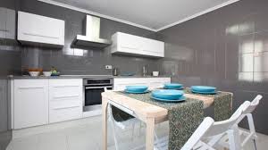 Podrían dificultar la apertura de puertas o dañar los. Decorar Cocina Con Muebles Funcionales Decogarden Youtube