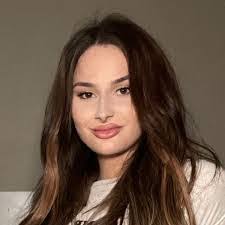 Lauren Deegan's Instagram, Twitter & Facebook