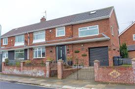 This extended inner terrace house with four bedrooms & two bath/shower rooms is in really good shape & has the advantage of a single garage at the rear, combi boiler & upvc double glazing. Properties For Sale In Pallister Park Michael Poole