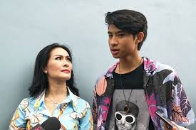 Iis dahlia sebut kriteria wanita yang ingin menjadi pacar devano danendra; Putra Iis Dahlia Devano Danendra Mengaku Mudah Baper