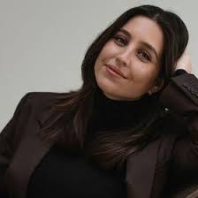 Ana Knapp's Instagram, Twitter & Facebook