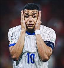 Kylian Mbappé 25 ans est-il aussi fort que Cristiano Ronaldo 39 ans ❓🤔