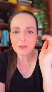 Liderança não é sobre mandar., É sobre servir, inspirar e construir  caminhos onde antes só havia muro., Quem você está se tornando quando  ninguém está olhando? 🌟