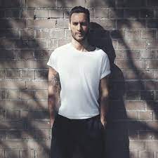 Das liegt daran, dass sie sehr vielfältig kombiniert werden können. Weisse T Shirts Der Modeklassiker Im Style Check Weiss Macht Sexy