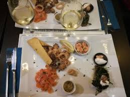 Ecco i 10 migliori locali a roma dove fare l'aperitivo sorseggiando un drink e stuzziando qualcosa di buono. Aperitivo Mare Foto Di Demode Roma Tripadvisor