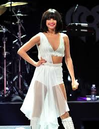 Selena Gomez Tries Out Short Hair And Bangs You Like Glamour Girl Style Selena Gomez Short Hair Beautiful Jumpsuits Selena Gomez Hair