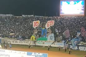 Mereka cuma memenangi empat laga, empat imbang. Kala Ezechiel Disandingkan Bobotoh Persib Dengan Pele Dan Maradona Bolasport Com