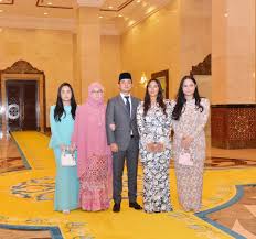 Tengku muhammad iskandar ri'ayatuddin shah 7. Ayahanda Selalu Cakap Azizah Macam Tok Permaisuri Agong Kongsi Cerita Kesusahan Dapat Anak Keluarga