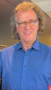 Hi!!! Just waking up now 🤣 May your day be filled with peace and joy!!  😘😘 (Credit: Pablo Andres)