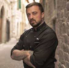 Unico nemico di te stesso, rimetti il grembiule e. Sei Un Ignorante E Un Antisemita Chef Rubio Nella Bufera Il Cuoco Re Del Piccolo Schermo Italiano Pubblica Un Messaggio Provocatorio In Rete Ma La Reazione Degli Utenti Non E Affatto Divertita