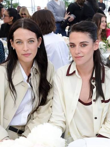 Riley Keough y Kristen Stewart, ambas embajadoras de CHANEL, asistieron al  Academy Women's Luncheon, presentado por la maison francesa en el Academy  Museum of Motion Pictures en Los Ángeles. 🌸✨ Un encuentro