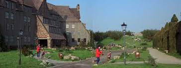 The Overlook Hotel From The Shining As A Set Built In England Mimicking The Timberline Lodge In Oregon The Shining Overlook Hotel Hotel Exterior