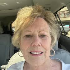 Mi hermana hizo esta cama de madera tallada, pero nadie aprecia su trabajo.  🥰👌💖