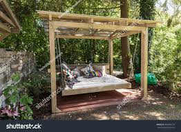 Big Swing Outdoor Bed Chaise Longue In The Garden In The Pergola Garden Bed With Pillows Bi Schaukelbett Outdoor Dekorationen Hollywoodschaukel Selber Bauen