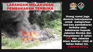 Lee menunjukkan kawasan yang berlaku pembakaran terbuka di kawasan kuala baram ketika mengadakan lawatan ke menara tinjau di tudan bagi meninjau keadaan pembakaran terbuka di miri, petang semalam. Saluran Rasmi Aduan Pencemaran Alam Jabatan Alam Sekitar Facebook
