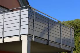 Ein sichtschutz kann aus unterschiedlichem stoffmaterial bestehen, zum beispiel aus polyester oder pvc. Sichtschutz Fur Den Balkon Selber Bauen So Geht Es