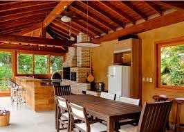 La vegetación y los puntos de luz distribuidos por la fachada. Resultado De Imagem Para Fotos De Churrasqueiras Das Casas De Campo Revista Natureza Projeto De Cozinha Ao Ar Livre Construcao De Casas Casa De Campo