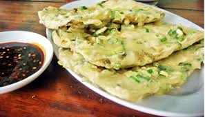 Setelah berubah warna, angkat tempe mendoan dan sajikan selagi hangat dengan kecap pedas atau cabe rawit utuh. Resep Membuat Tempe Mendoan Renyah Asli Banyumas Katalog Kuliner