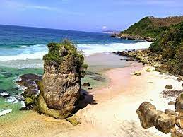 Mengintip 6 Pantai Indah Di Indonesia Yang Disertai Batu Karang Unik